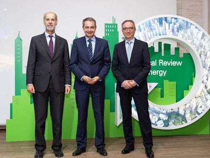 José Domínguez Abascal, secretario de Estado de Energía; José Luis Rodríguez Zapatero y Luis Aires, presidente de BP España. 