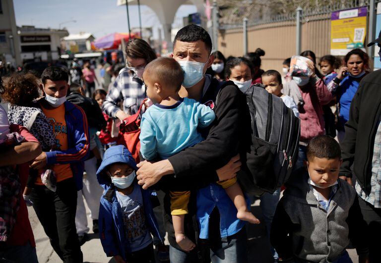Algunos migrantes que buscan asilo en Estados Unidos permanecen en el paso fronterizo de Ciudad Juárez (Chihuahua), en el norte de México.