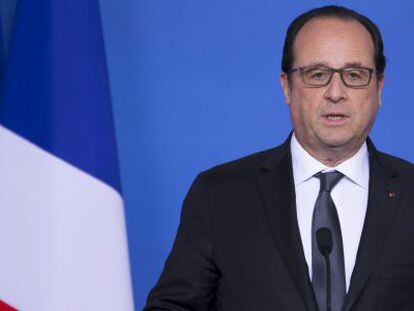 El presidente franc&eacute;s, Fran&ccedil;ois Hollande, da una rueda prensa tras finalizar la cumbre de l&iacute;deres de la eurozona sobre la crisis en Grecia,en la sede del Consejo Europeo, en Bruselas (B&eacute;lgica), hoy 13 de julio de 2015.