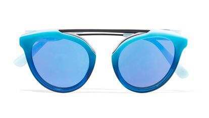 Cristales de colores

Las famosas gafas 'So real' de Dior han sentado cátedra. La barra que une las gafas por arriba puede verse en multitud de firmas y gafas como estas de lentes azules y montura degradada en azul, de Westward Leaning (290 euros).