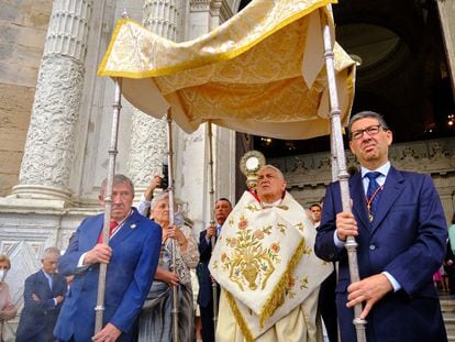 El obispo de Cádiz, Rafael Zornoza, durante las celebraciones del Corpus en junio de 2022, realizada en la Catedral de Cádiz, en una imagen distribuida por el Obispado de Cádiz.