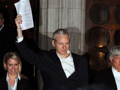 Julian Assange, a su salida del tribunal de Londres tras depositar la fianza.