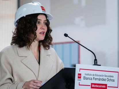 La presidenta de la Comunidad de Madrid, Isabel Díaz Ayuso, interviene durante su visita a las obras del nuevo Instituto de Enseñanza Secundaria Blanca Fernández Ochoa.