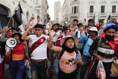 Un grupo de manifestantes protesta en el centro de Lima, este 23 de enero.