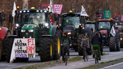 Decenas de tractores permanecen en el centro de Barcelona, el 8 de febrero. 
