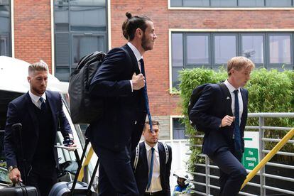Sergio Ramos (i) y Gared Bale (centro) llegan al hotel en Cardiff.