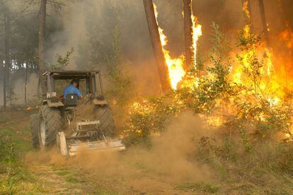 Una persona treballa en l'incendi a la zona de Zamanes, Vigo.
