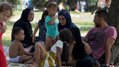 Refugiados sirios en el parque Salvador de Madariaga, de Madrid.