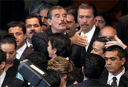 El presidente mexicano saluda a los congresistas a su llegada, antes de dirigir su discurso a la Cámara legislativa.