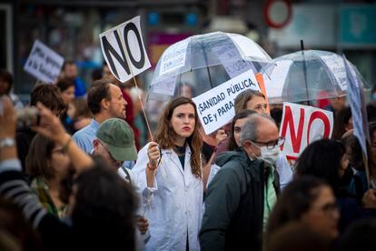 Una sanitaria con una pancarta en la manifestación de este sábado en Madrid. 
