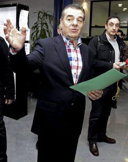 Ismael Álvarez, con una carpeta verde.