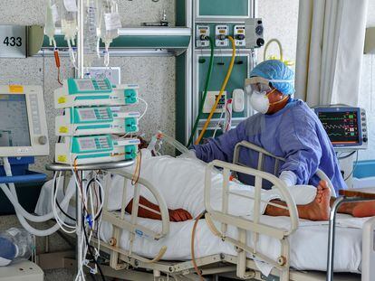 Una enfermera atiende a una paciente con Covid-19 en un hospital de Toluca, México