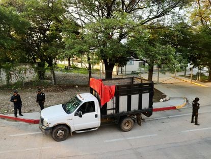 El pasado 30 de junio en Tuxtla Gutiérrez, policías resguardan el vehículo en el que fueron secuestrados 16 funcionarios públicos el 27 de junio.