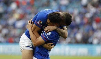 Méndez y Mora celebran un gol.