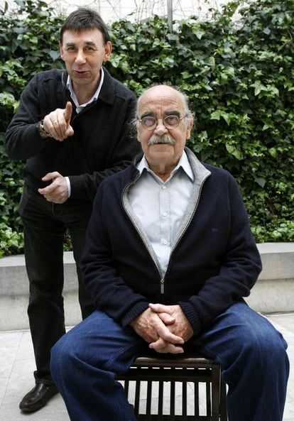 Joaquín Carbonell y  José Antonio Labordeta (sentado) en Barcelona durante la presentación en 2007 del espectáculo '¡Aquellos maravillosos maños!'. EFE/Toni Garriga