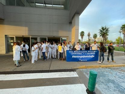 Profesionales sanitarios a las puertas del Hospital Infanta Sofía en el arranque de la huelga.