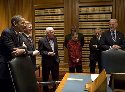 Barack Obama y Joe Biden (a la derecha), ayer, durante una visita al Tribunal Supremo de EE UU.