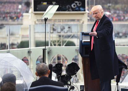 El presidente de los Estados Unidos, Donald Trump, da las gracias a Barack Obama durante su discurso.