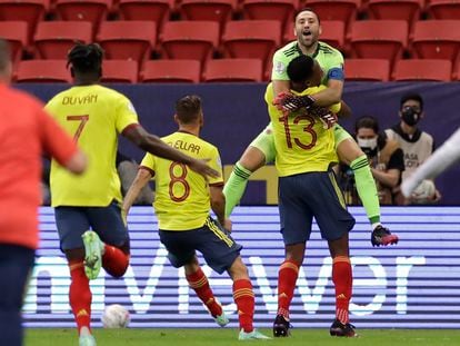 El portero de Colombia David Ospina celebra con Yerry Mina tras superar 4-2 a Uruguay en la tanda de los penaltis.