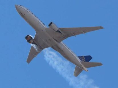 Fotografía proporcionada por la usuaria de Instagram Hayden Smith (speedbird5280) que muestra el vuelo 328 de United Airlines (Boeing 777-200, número de cola N772UA) con un motor en llamas, cerca de Denver, Colorado, EE UU, el 20 de febrero de 2021 