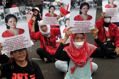 Trabajadoras sostienen pancartas que muestran a la presidenta del Consejo Representativo del Pueblo de Indonesia, Puan Maharani, con el lema "1000 mujeres buscan a la señora Puan para aprobar un proyecto de ley para proteger a las trabajadoras domésticas', durante una manifestación en Yakarta, la capital de Indonesia.