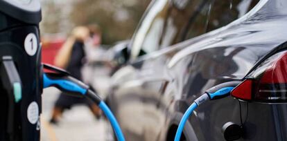 Un vehículo eléctrico conectado a un punto de recarga.