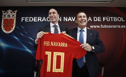 Luis Rubiales, durante un acto con Raúl del Amo, presidente de la territorial navarra.
