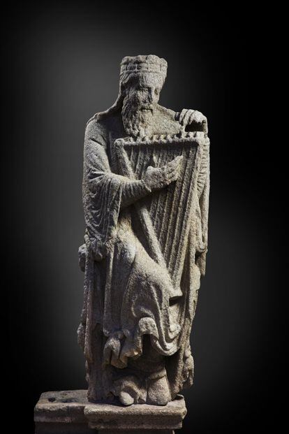 David o Salomón, esculpido en granito por el Maestro Mateo.