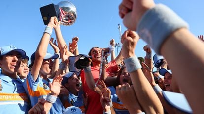 Tsitsipas, en el centro con el trofeo, celebra su triunfo sobre Ruud.