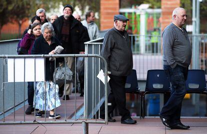 Llegada de votantes a un colegio electoral en Glasgow, Escocia.