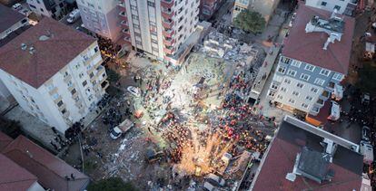 Los equipos de rescate trabajan en un edificio derrumbado en Estambul.