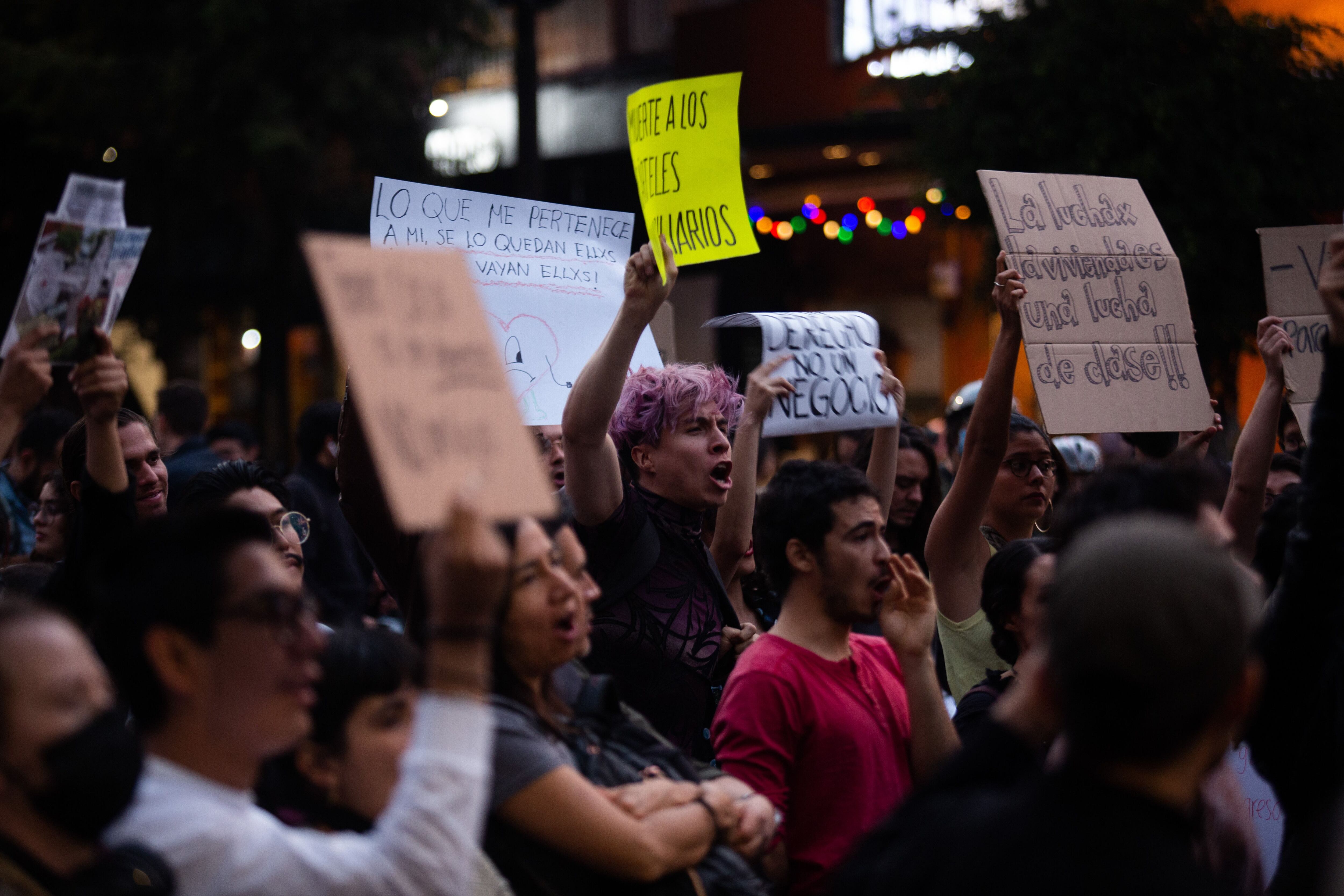 Jóvenes gritan durante una protesta contra el convenio firmado entre Airbnb y el Gobierno de la ciudad, el pasado 17 de noviembre.