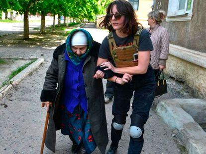 Emma Igual ayudaba a una anciana durante una evacuación en Siversk, el 9 de mayo de 2022, en una imagen cedida. .