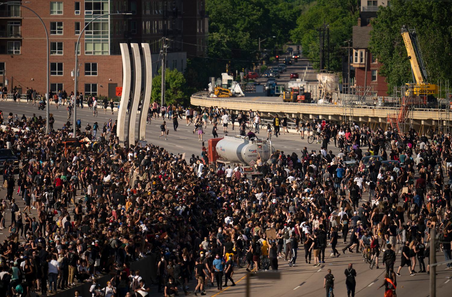 El camión que intentó arrollar a los manifestantes en Minneapolis, en medio de la protesta este domingo. 