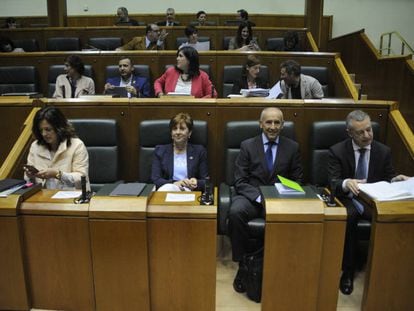 El lehendakari Iñigo Urkullu (derecha y en primera fila) durante un pleno de control en el parlamento vasco.