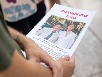 Un familiar Familiares de Emmanuel Soria y Maximiliano Ludvick sostiene un cartel con la imagen de los dos desaparecidos en la playa de Huelin (Málaga) cuando se encontraban practicando pádel-surf, el pasado día 27 de agosto.
Foto: Garcia-Santos