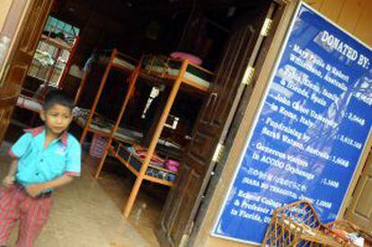 Un cartel junto al dormitorio de los niños agradece a los donantes su ayuda.