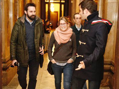 Elsa Artadi (centro), este jueves en el Parlamento de Cataluña.