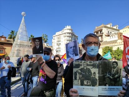 Manifestantes a favor del cumplimiento de la Ley de Memoria Histórica andaluza durante la marcha por el centro de Sevilla.