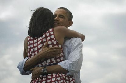 Abrazo del matrimonio Obama tras conocerse el resultado electoral.
