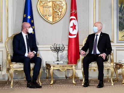 El presidente del Consejo Europeo, Charles Michel (izquierda), y el presidente de Túnez, Kais Saied, reunidos este lunes en la capital tunecina.