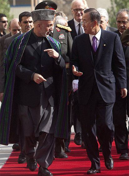 El presidente afgano, Hamid Karzai, a la izquierda, camina al lado del secretario general de la ONU, Ban Ki-moon.