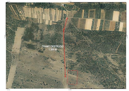 Vista aérea del tramo de la calzada destruido por la maquinaría pesada. El cuadrado en rojo corresponde a un campamento romano junto a ella.