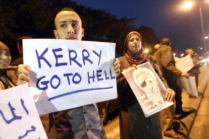 Manifestaci&oacute;n en El Cairo contra la visita de John Kerry. En el cartel se lee: &quot;Kerrry vete al infierno&quot;. 