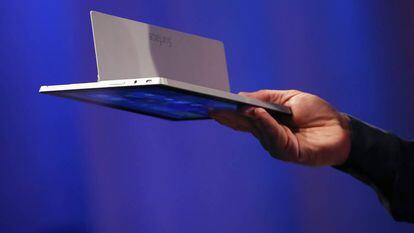 La tableta Surface 2 de Microsoft durante su lanzamiento en Nueva York, sep 23 2013. Microsoft Corp anunció el lunes el lanzamiento de versiones actualizadas de sus tabletas Surface, como parte de un esfuerzo para impulsar las débiles ventas del producto y competir con el iPad de Apple Inc.
 SHANNON STAPLETON
   (Foto de ARCHIVO)
 23/09/2013
