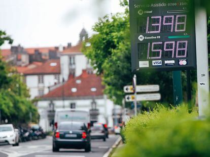 Panel informativo con los precios de la gasolina en una estación de servicio del centro de Santiago de Compostela, este martes.