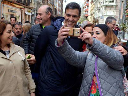 Pedro Sánchez, fotografiándose con viandantes por las calles de Palencia. En vídeo, intervención de Sánchez en un mitin.