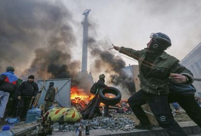 A protester uses a slingshot during protests that degenerated into violent clashes between opponents and riot police in central Kiev on February 19, 2014. 
