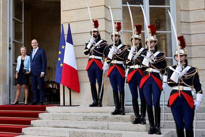 Jean Castex, primer ministro saliente, y Élisabeth Borne, la nueva primera ministra, a las puertas del palacete de Matignon. 