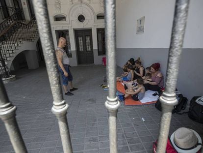 Varias familias encerradas en la sede de Samur Social, en la Carrera de San Francisco.